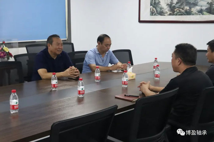 縣政協主席王定澤同志到博盈軸承公司進行調研工作 縣政協主席王定澤同志到博盈軸承公司進行調研工作